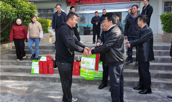 新春慰問(wèn)送關(guān)懷 歲寒情深暖人心 ——州農(nóng)投集團(tuán)黨委書(shū)記、董事長(zhǎng)張偉開(kāi)展節(jié)前慰問(wèn)活動(dòng)